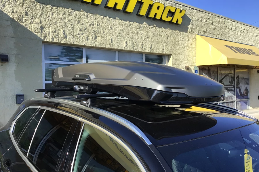 This brand new 2021 BMW X5 just got new Thule crossbars and the super sweet Thule Vector cargo box. Nice!