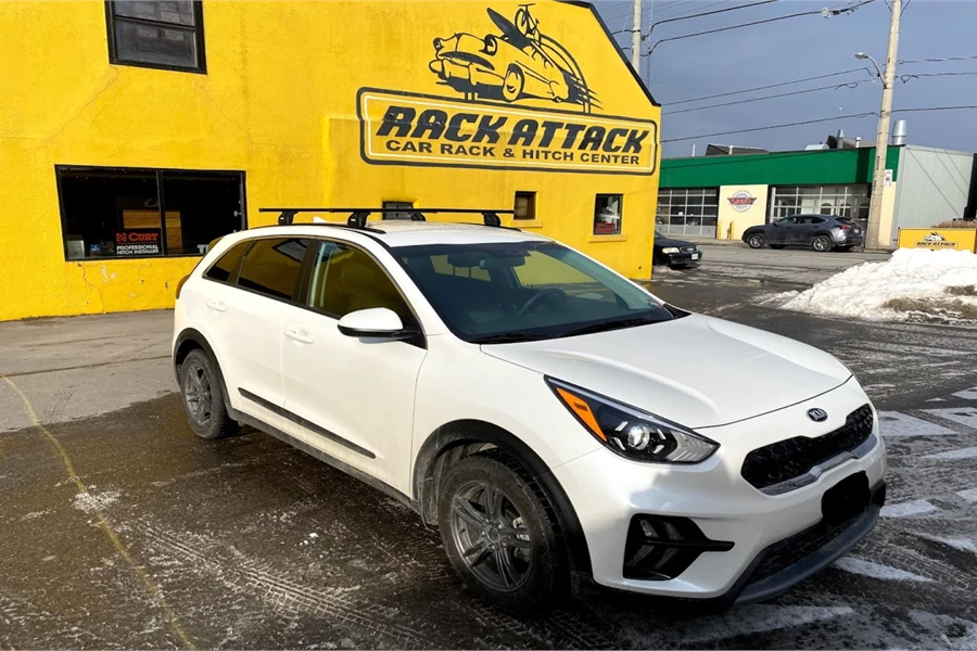 Kia Niro 5DR 2021 with a Thule Custom Track installation with the Thule 460R Podium tower and the Thule Evo Square bar