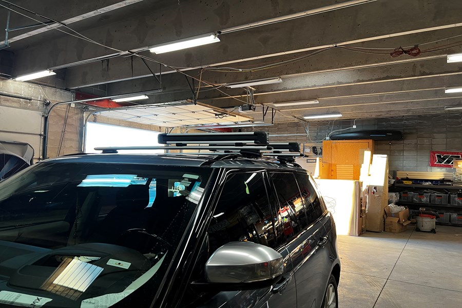2018 Range Rover with Thule Wingbar Evo 150 (60&quot;) in Silver with Thule 450R towers. Thule SnowPack 6 ski rack in Silver. 