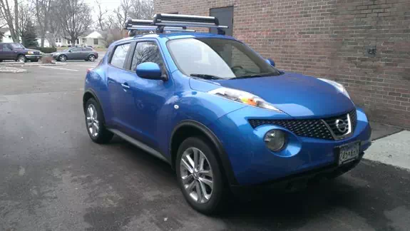 This 2013 Nissan Juke is a small sized crossover that is featuring a Thule track system with Areoblade crossbars and Thule ski carrier