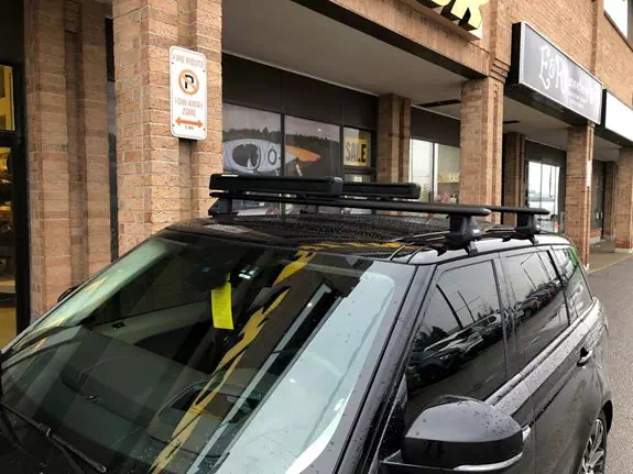 Land Rover Range Rover Sport 2019 with the Thule Evo Clamp Wingbar crossbars in black with the Thule SnowPack 6 Black Ski &amp; Snowboard Rack in black