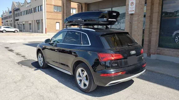 Audi Q5 2018 with the Thule 460R Evo Wingbar in Black and the Thule Motion XT L cargo box in black